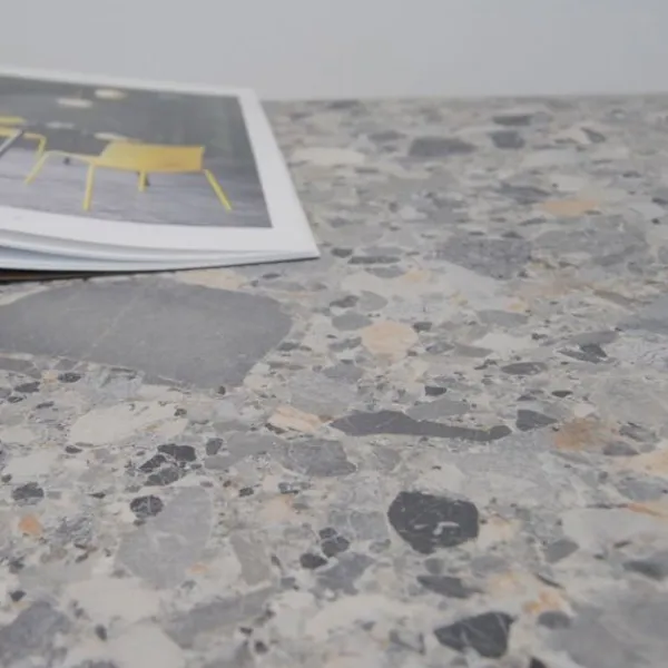 Matbord>Bord 70 x 70 cm - Rund terrazzo cepp modell med mässingskanter