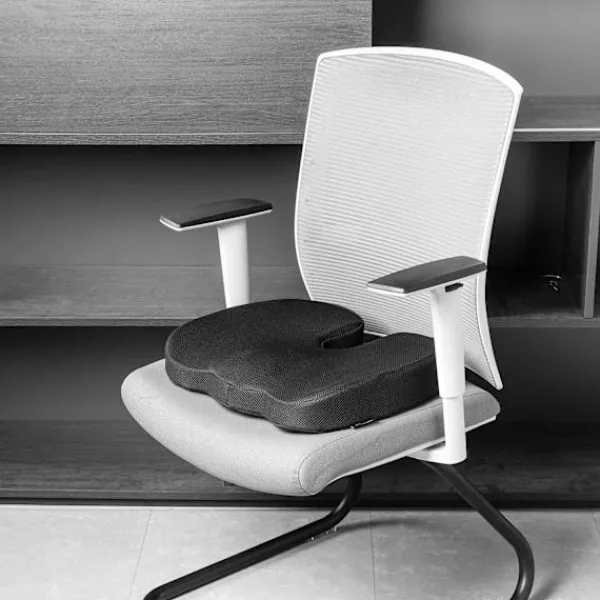 Unbranded Kontorsmöbler>Kontorsstolskudde i memory foam för stöd av hållningen; lämplig för ischias, smärta i svanskotan och ryggsmärta.